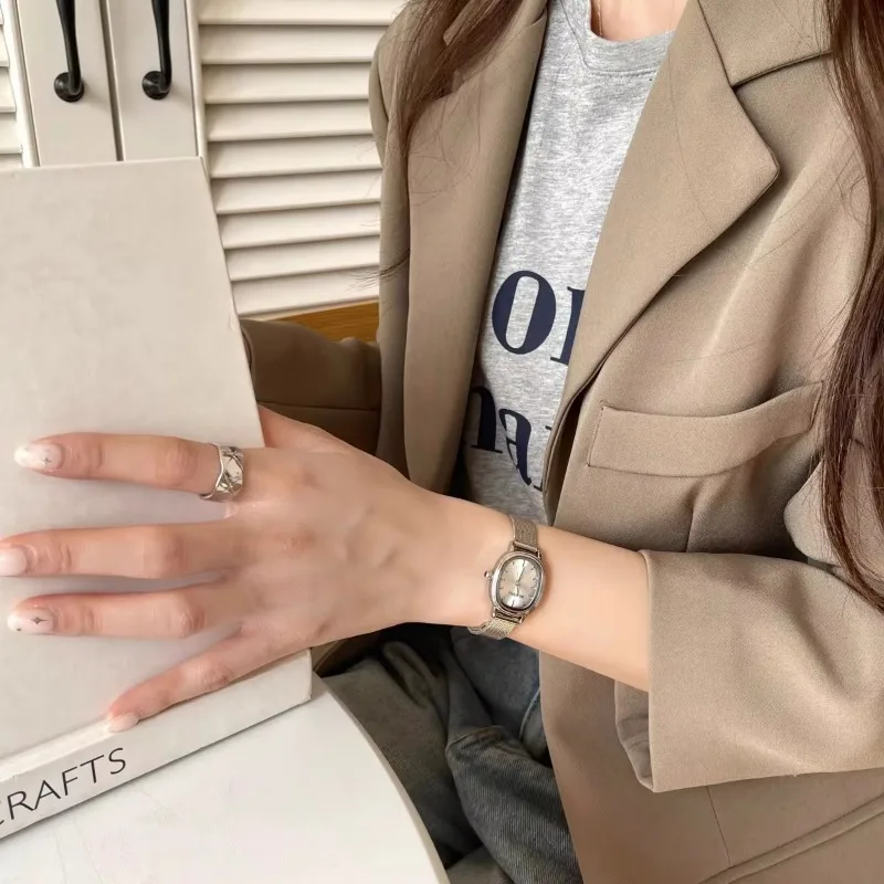 Piccolo quadrante ovale verde  - Luxury Watch Girl recensione e prezzo