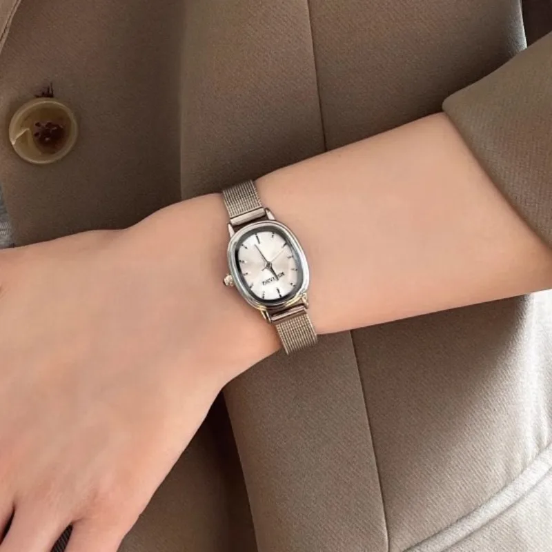 Piccolo quadrante ovale verde  - Luxury Watch Girl recensione e prezzo